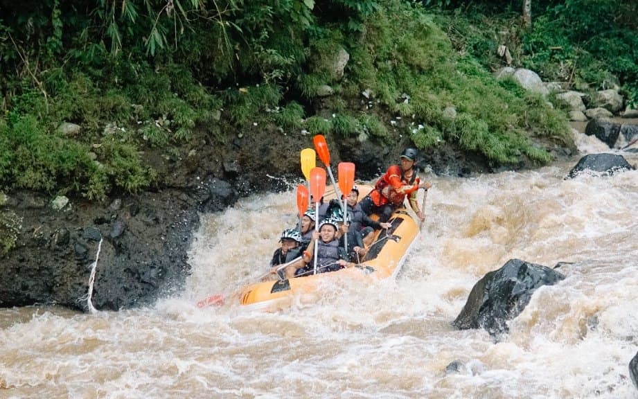 Un raft dans les eaux vives de l’Ayung, l’après-midi de la journée quad et rafting