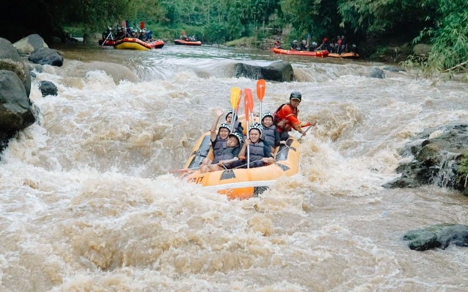 A raft crew in a big rapid on the Ayung, the rafting leg of the day